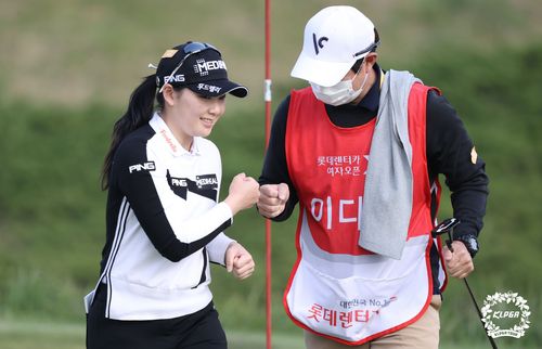 버디를 잡고 기뻐하는 이다연.[KLPGA 제공. 재판매 및 DB 금지]