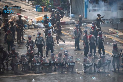 시위대를 향해 총기를 발사하는 미얀마 군경 모습.[미얀마나우 캡처. 재판매 및 DB 금지]