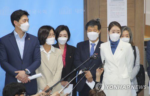 입장 밝히는 민주당 초선 의원들(서울=연합뉴스) 진성철 기자 = 더불어민주당 초선의원들이 9일 서울 여의도 국회 소통관에서 4ㆍ7 재보궐 선거 참패와 관련해 초선 의원들의 입장을 밝힌 뒤 취재진과 인터뷰하고 있다.   2021.4.9 zjin@yna.co.kr