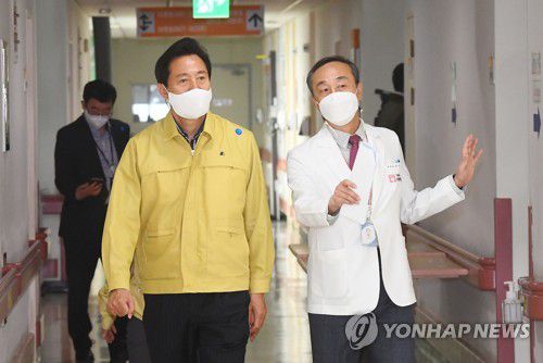 서북병원 코로나19 대응 현장 점검하는 오세훈 서울시장(서울=연합뉴스) 김인철 기자 = 오세훈 서울시장이 9일 오후 은평구 서울특별시 서북병원을 방문해 박찬병 서북병원장의 설명을 들으며 신종 코로나 바이러스 감염증(코로나19) 대응 현황을 점검하고 있다. 2021.4.9 yatoya@yna.co.kr