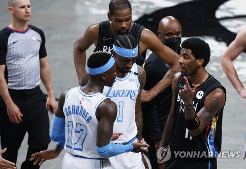 신경전 벌이는 카이리 어빙(오른쪽)과 데니스 슈뢰더[EPA=연합뉴스]