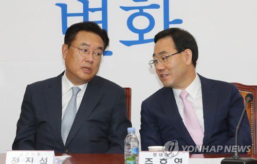 이야기하는 주호영과 정진석[연합뉴스 자료사진]