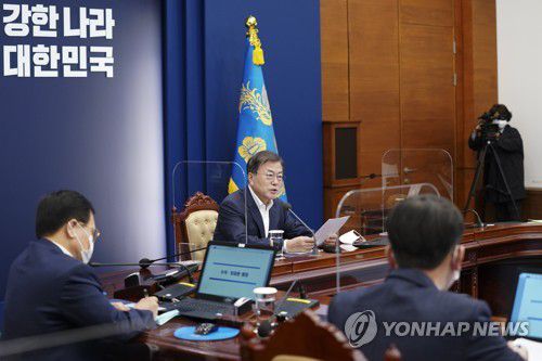 발언하는 문재인 대통령(서울=연합뉴스) 최재구 기자 = 문재인 대통령이 5일 청와대에서 열린 수석·보좌관 회의에서 발언하고 있다. 2021.4.5 jjaeck9@yna.co.kr