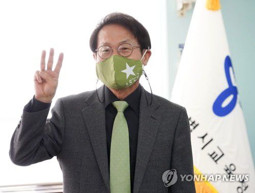 세 손가락 경례하는 조희연 서울시교육감    [서울시교육청 제공. 재판매 및 DB 금지]