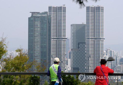 강남·목동·상계동 등 재건축 기대감↑…성수동 50층 건물 서나(서울=연합뉴스) 임헌정 기자 = 부동산 규제 완화를 공약으로 내세운 오세훈 서울시장 취임 이후 강남과 목동, 상계동 등 주요 재건축 시장 움직임에 관심이 쏠리고 있다.
    성동구 성수동 성수전략정비구역 등 재개발 지역은 '50층 개발' 기대감으로 들썩인다. 
    오 시장은 2009년 한강르네상스 계획에 따라 성수전략정비구역을 지정하고, 당시 기부채납(공공기여) 비율을 25%로 늘리는 대신 아파트를 최고 50층 높이로 지을 수 있도록 길을 터줬다. 그러나 시정을 박원순 전 시장에게 넘기면서 '35층 층고제한'에 막혀 사업이 지연돼 왔다.
    사진은 11일 서울 성동구 응봉산 팔각정에서 바라본 성수동 일대. 2021.4.11 kane@yna.co.kr