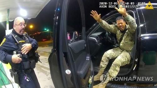 교통단속 중 후추 스프레이 맞고 차량에서 내리는 미국 육군 장교[로이터=연합뉴스]