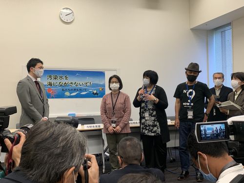 (도쿄=연합뉴스) 후쿠시마 제1원전 방사성 물질 오염수의 해양 방류에 반대하는 일본 시민단체 관계자들이 12일 참의원(일본 국회 상원) 의원회관에서 경제산업성 산하의 자원에너지청 관계자(왼쪽)에게 세계 88개국에서 모은 해양방류 반대 서명부를 전달하고 있다.