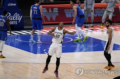 마지막 득점 기록하고 기뻐하는 더마 더로전[AP=연합뉴스]