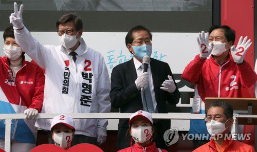 홍준표, 박형준 후보 지원 유세지난 2일 부산 기장군 기장시장 앞에서 무소속 홍준표 의원이 국민의힘 박형준 부산시장 후보를 지지하는 연설을 하고 있다. [연합뉴스 자료사진]