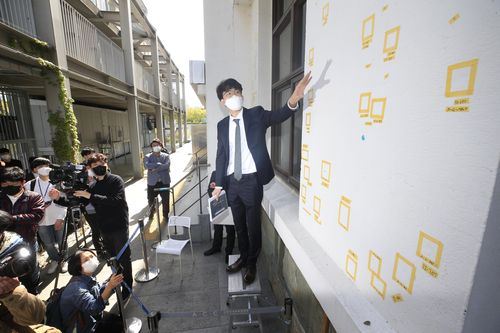 옛 경찰국 외벽에 표시된 탄흔 의심 지점(광주=연합뉴스) 천정인 기자 = 13일 오후 광주 동구 옛 전남도경 외벽에 남아있는 탄흔 의심 지점을 조사 실무자가 설명하고 있다. 문화체육관광부 옛 전남도청복원추진단은 이날 옛 전남도청과 주변 건물에 남아있는 5·18 탄흔 조사 결과를 발표했다. 조사 결과 본관 서무과 등 10개의 지점에서 탄두가 발견됐고, 탄흔으로 강하게 추정되는 70여개 구멍이 확인됐다. 2021.4.13 iny@yna.co.kr