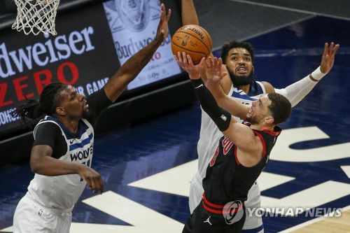 공격을 시도하는 시카고 라빈(검은 유니폼)과 수비하는 타운스(오른쪽)[로이터=연합뉴스] Mandatory Credit: Bruce Kluckhohn-USA TODAY Sports