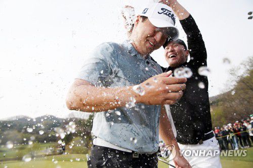 2019년 프로미오픈 우승하고 축하 물세례를 받는 이태훈[KPGA 제공]