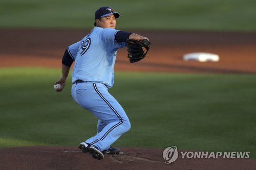 호투하는 류현진(더니든[미국 플로리다주] AP=연합뉴스) 토론토 블루제이스 1선발 류현진이 14일(한국시간) 미국 플로리다주 더니든의 TD볼파크에서 열린 2021 미국 프로야구 메이저리그 뉴욕 양키스와의 홈경기에 선발 등판해 역투하고 있다.