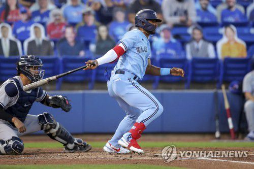 2타점 적시타로 선취점 낸 팔라시오스[AP=연합뉴스]