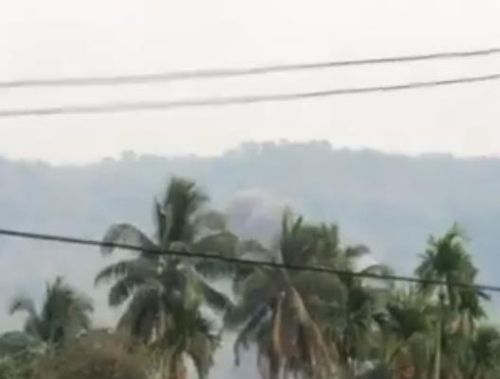 14일 미얀마군 전투기가 카친주 마을을 공습한 모습[트위터 @IrrawaddyNews]
