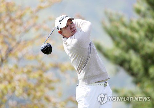 드라이버 티샷하는 김민준(서울=연합뉴스) 김민준이 15일 강원도 문막 오크벨리CC에서 열린 한국프로골프(KPGA) 코리안투어 제16회 DB손해보험 프로미오픈 1라운드 10번 홀에서 드라이버 티샷하고 있다. 2021.4.15 
    [KPGA 제공. 재판매 및 DB 금지] photo@yna.co.kr