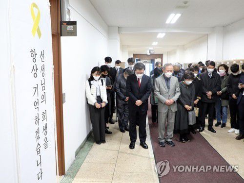 국민대, 세월호 고 남윤철 선생님 기억하기 행사(서울=연합뉴스) 한상균 기자 = 세월호 참사 7주기인 16일 고(故) 남윤철 단원고 교사의 모교 국민대에서 '고 남윤철 선생님 다시 기억하기' 행사를 하고 있다. 남 교사의 부모님 남수현, 송경옥 씨와 임홍재 총장, 은사 윤종열 명예교수 등이 참석했다. 2021.4.16 xyz@yna.co.kr