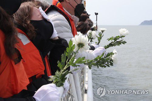 터져나온 눈물(진도=연합뉴스) 천정인 기자 = 세월호 참사 7주기인 16일 오전 전남 진도군 조도면 병풍도 인근 세월호 참사 해역에서 0416 단원고가족협의회 유가족들이 헌화하고 있다. 2021.4.16 iny@yna.co.kr