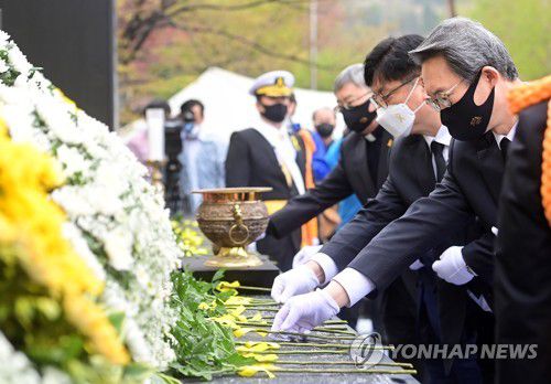 세월호 참사 일반인 희생자 7주기 추모식(서울=연합뉴스) 김희겸 행정안전부 재난안전관리본부장이 16일 인천 부평구 인천가족공원에서 열린 세월호 참사 일반인 희생자 7주기 추모식에 참석해 헌화하고 있다. 2021.4.16 
    [행정안전부 제공. 재판매 및 DB 금지] photo@yna.co.kr