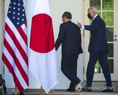 기자회견 마치고 이동하는 바이든과 스가(워싱턴 UPI=연합뉴스) 현지시간 16일 오후 조 바이든(오른쪽) 미국 대통령과 스가 요시히데(菅義偉) 일본 총리가 미국 백악관에서 공동 기자회견을 마치고 퇴장하고 있다.