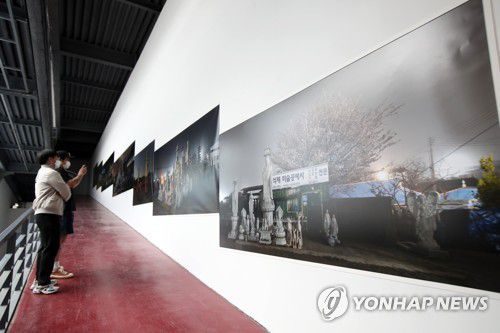 작품 감상하는 관람객, 제13회 광주비엔날레[연합뉴스 자료사진]