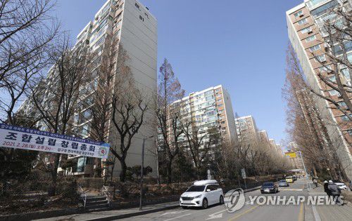 재건축 기대감 부푼 압구정 아파트, 가격 상승[연합뉴스 자료사진]