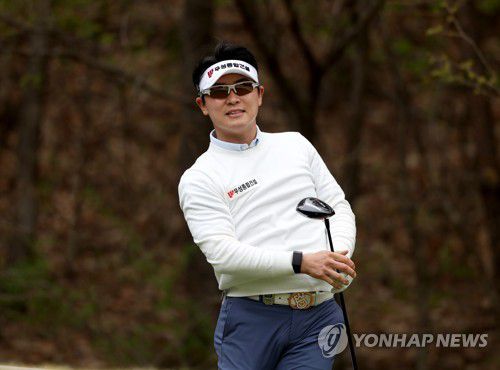 최민철, 2번홀 드라이버 티샷(서울=연합뉴스) 최민철이 17일 강원도 원주 오크밸리 컨트리클럽(파72·7천121야드)에서 열린 KPGA 코리안투어 DB손해보험 프로미오픈(총상금 7억원) 3라운드에서 2번홀 드라이버 티샷 뒤 공의 방향을 살피고 있다. 2021.4.17 [KPGA 제공. 재판매 및 DB금지] photo@yna.co.kr