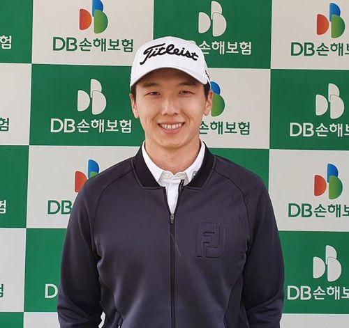 '어머니 나라'에 신인으로 데뷔한 매슈 네그리(원주=연합뉴스) 최인영 기자 = 한국프로골프(KPGA) 코리안투어 신인 매슈 네그리(미국)가 17일 강원도 원주 오크밸리 컨트리클럽에서 열린 DB손해보험 프로미오픈에서 인터뷰하고 있다. 네그리는 미국 캘리포니아주 출신이지만 어머니가 한국인이어서 한국 무대가 편하다고 밝혔다. 2021.4.19 abbie@yna.co.kr (끝)