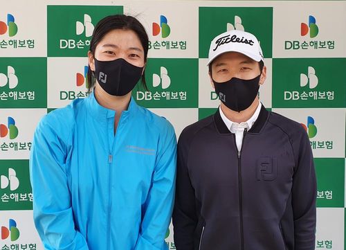 네그리와 캐디로 나선 '동문' 이하나 씨(원주=연합뉴스) 최인영 기자 = 한국프로골프(KPGA) 코리안투어 신인 매슈 네그리(미국)와 캐디 이하나씨가 17일 강원도 원주 오크밸리 컨트리클럽에서 열린 DB손해보험 프로미오픈에서 포즈를 취하고 있다. 이하나씨는 네그리와 미국 노스웨스턴대 골프팀에서 동고동락한 친구다. 2021.4.19 abbie@yna.co.kr (끝)