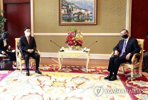 회담 시작하는 정의용 장관과 왕이 부장(샤먼=연합뉴스) 김윤구 특파원 = 정의용 외교부 장관과 왕이 중국 국무위원 겸 외교부장이 3일 중국 샤먼 하이웨호텔에서 한중 외교장관 회담을 시작하고 있다. 2021. 4. 3 ykim@yna.co.kr