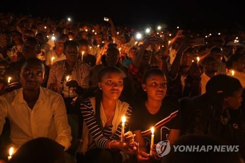 2019년 4월 7일 르완다 학살 25주년 당시 수도 키갈리에서 열린 촛불 추모제[AP=연합뉴스 자료사진]