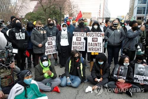 19일 '단테 라이트에게 정의를' 팻말 든 시위대의 모습[로이터=연합뉴스]