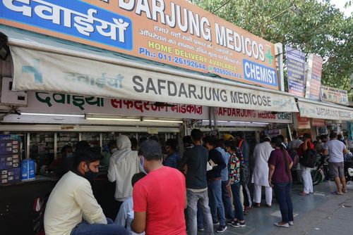 사람들로 혼잡한 인도 약국 (뉴델리=연합뉴스) 김영현 특파원 = 약을 구하려는 이들로 혼잡한 19일 인도 뉴델리 사프다르정 병원 앞 약국. 2021.4.20. 
  cool@yna.co.kr