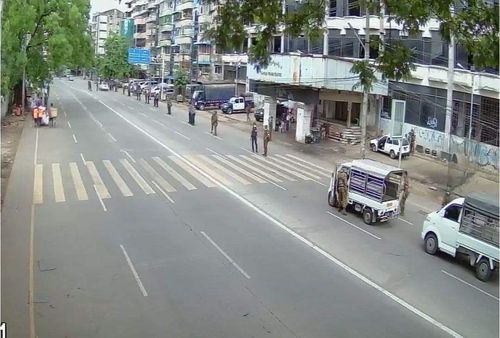 도로 변에서 지나가는 차량들을 검문검색하는 미얀마 군경들.[SNS 캡처. 재판매 및 DB 금지]