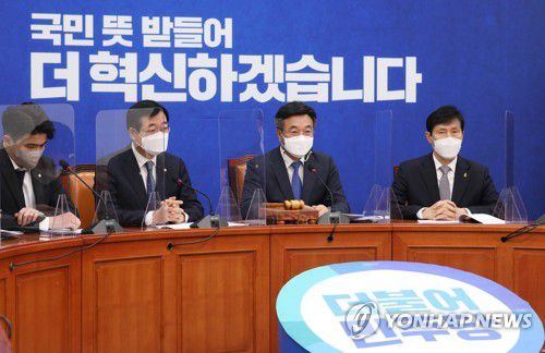 발언하는 민주당 윤호중 비대위원장(서울=연합뉴스) 안정원 기자 = 더불어민주당 윤호중 원내대표 겸 비상대책위원장이 21일 오전 서울 여의도 국회에서 열린 비상대책위원회 회의에서 발언하고 있다. 2021.4.21 jeong@yna.co.kr