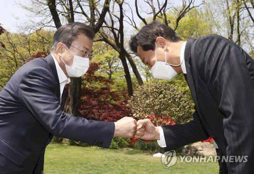 오세훈 서울시장과 인사하는 문 대통령(서울=연합뉴스) 이진욱 기자 = 문재인 대통령이 21일 청와대 상춘재에서 오세훈 서울시장, 박형준 부산시장과의 오찬 간담회에 앞서 인사하고 있다. 2021.4.21 cityboy@yna.co.kr