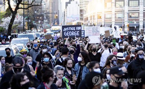 '플로이드 사건' 유죄평결 환영 행진하는 미 뉴욕 시민들(뉴욕 EPA=연합뉴스) 20일(현지시간) 미국 뉴욕 브루클린에서 지난해 흑인 남성 조지 플로이드의 목을 무릎으로 짓눌러 살해한 전 경찰관 데릭 쇼빈에게 배심원단의 만장일치 유죄 평결이 내려졌다는 소식이 전해지자 시민들이 기뻐하며 거리 행진을 벌이고 있다. 배심원단은 이날 2급 살인, 2급 우발적 살인, 3급 살인 등으로 기소된 쇼빈의 모든 혐의에 대해 유죄를 평결했다. leekm@yna.co.kr