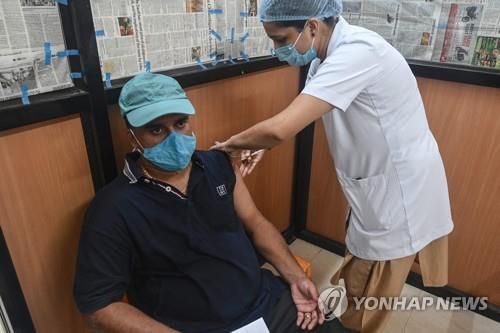 인도 뭄바이에서 진행된 코로나19 백신 접종 장면. [AFP=연합뉴스]