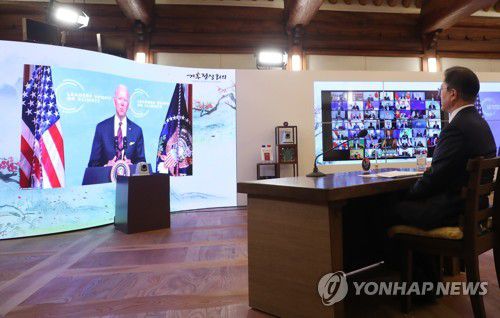 미국 대통령 발언 듣는 문재인 대통령(서울=연합뉴스) 이진욱 기자 = 문재인 대통령이 22일 청와대 상춘재에서 화상으로 열린 기후정상회의에 참석, 조 바이든 미국 대통령 발언을 듣고 있다. 2021.4.22 cityboy@yna.co.kr