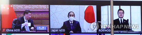 기후정상회의 참석한 한중일 정상(서울=연합뉴스) 이진욱 기자 = 22일 청와대 상춘재에서 화상으로 열린 기후정상회의에 문재인 대통령, 시진핑 중국 국가 주석. 스가 요시히데 일본 총리가 참석해 있다. 2021.4.22 cityboy@yna.co.kr