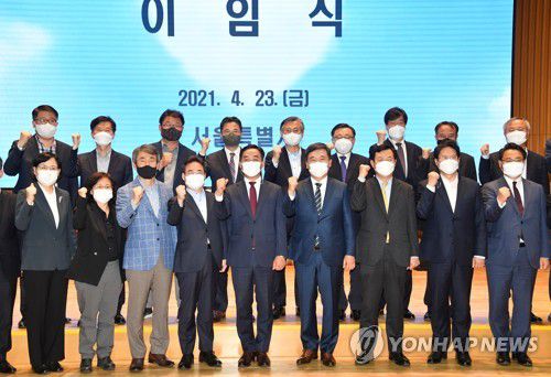 서울시 행정 1·2부 시장 이임식(서울=연합뉴스) 23일 서울시청 다목적홀에서 열린 '서울시 행정 1·2부 시장 이임식'에서 서정협 행정1부 시장(앞줄 오른쪽 네번째)과 김학진 행정2부 시장(앞줄 왼쪽 다섯번째)이 간부들과 단체촬영하고 있다. 
    [서울시 제공. 재판매 및 DB 금지] photo@yna.co.kr