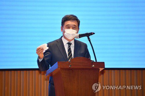 서정협 행정1부시장 눈에 맺힌 눈물(서울=연합뉴스) 서정협 행정1부시장이 23일 서울시청 다목적홀에서 열린 이임식에서 이임사를 하고 있다. 
    [서울시 제공. 재판매 및 DB 금지] photo@yna.co.kr