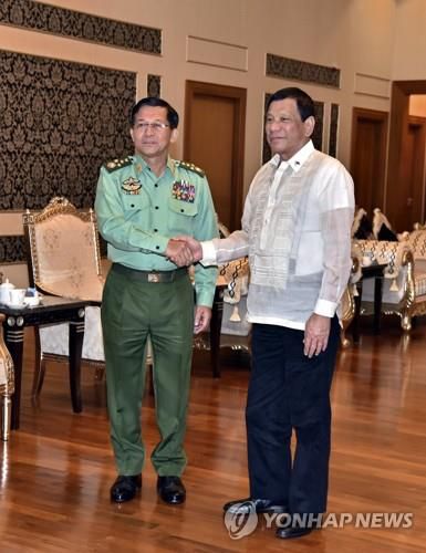 2017년 미얀마 공식방문 당시 악수하는 두테르테 대통령(오른쪽)과 흘라잉 최고사령[MMN 제공/EPA=연합뉴스]