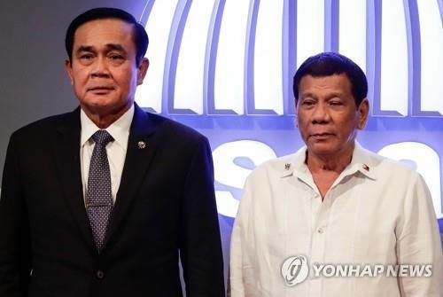 2017년 아세안 정상회담서 쁘라윳 짠오차(왼쪽) 총리와 로드리 두테르테 대통령[EPA=연합뉴스]