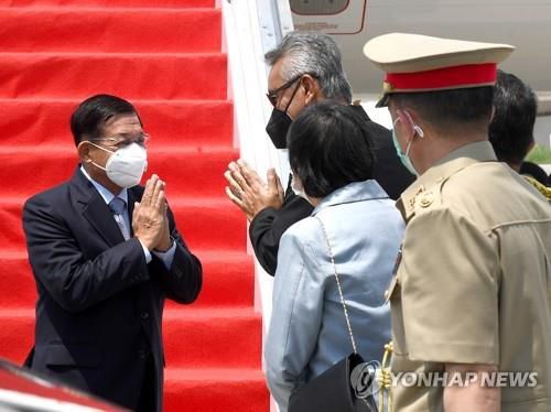 아세안 정상회의 참석차 자카르타에 도착한 민 아웅 흘라잉 최고사령관(왼쪽)[인도네시아 대통령궁 제공/로이터=연합뉴스]