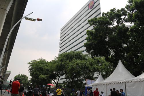 자카르타 아세안 사무국 청사 외곽에 모여있는 취재진(자카르타=연합뉴스) 성혜미 특파원 = 아세안 사무국 청사에서 수백 미터 떨어진 지점에 취재진 모여 중계방송, 사진촬영하는 모습.  2021.4.24 noanoa@yna.co.kr