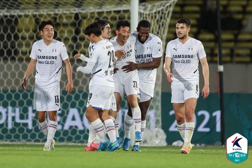 이기제의 프리킥 결승골을 기뻐하는 수원 삼성 선수들[한국프로축구연맹 제공. 재판매 및 DB 금지
