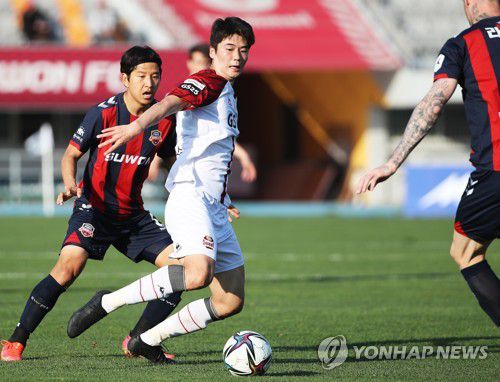 공 걷어내는 기성용(수원=연합뉴스) 홍기원 기자 = 25일 경기도 수원종합운동장에서 열린 '하나원큐 K리그 1' 수원FC와 FC서울의 경기. FC서울 기성용이 공을 걷어내고 있다. 2021.4.25 xanadu@yna.co.kr