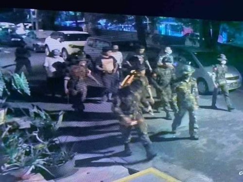 "25일 군경이 시민 3명을 체포해 끌고 가는 모습"[트위터@Thranduiile·재판매 및 DB 금지]