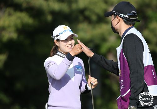 챔피언 퍼트를 넣고 캐디와 기쁨을 나누는 박민지.[KLPGA 제공. 재판매 및 DB 금지]